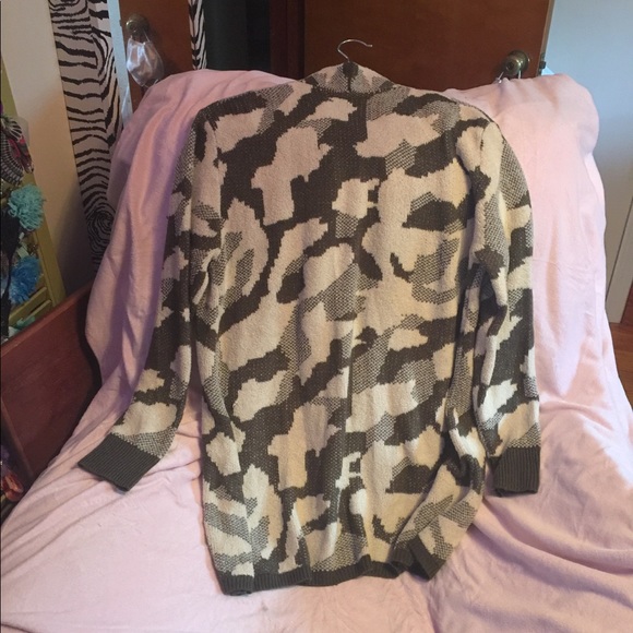 Women’s sweater purchased from Nordstrom rack - Picture 4 of 8